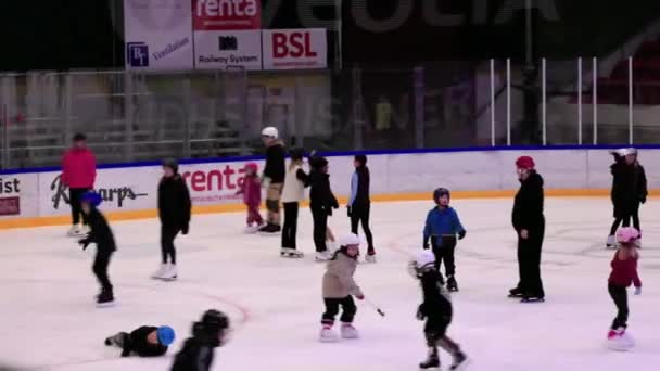 Uitzicht Sportcomplex Met Schaatsbaan Waar Kinderen Volwassenen Schaatsen — Stockvideo