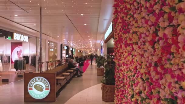 Piękny Widok Wnętrze Centrum Handlowego Ozdobione Święta Bożego Narodzenia — Wideo stockowe