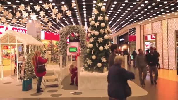 クリスマス休暇を予想して祝祭の装飾要素で飾られたハイパーマーケットホールの美しい景色 — ストック動画