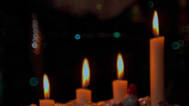 看到四个燃烧的蜡烛在传统的修道院烛台作为圣诞节庆祝活动的一部分 在模糊的背景下 — 图库视频影像