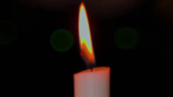 在暗模糊的背景下 烛台上点燃的蜡烛的特写 — 图库视频影像
