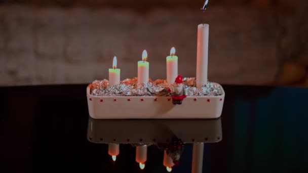 作为圣诞节庆祝活动的一部分 在传统的女修道院烛台上点燃第四支蜡烛的特写镜头 — 图库视频影像