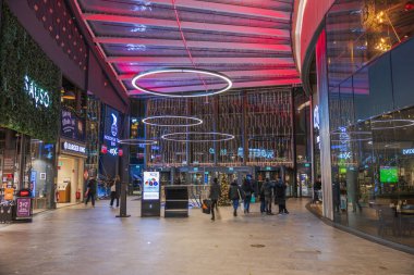 Alışveriş merkezinin güzel iç manzarası Noel tatili için süslenmiş.. 