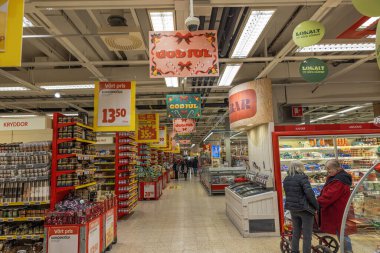 ICA süpermarketinin içi Noel için süslenmiş raflarla dolu..