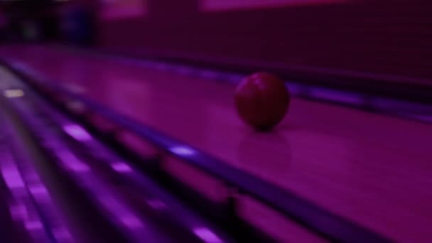 Nahaufnahme Einer Kugel Die Eine Bowlingbahn Hinunterrollt Und Stifte Umwirft — Stockvideo