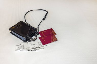 Pasaportlar ve uçak biletleriyle dolu küçük bir el çantasının yakın plan görüntüsü.. 
