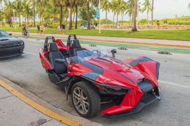 Miami Beach Ocean Drive 'a park edilmiş kırmızı Polaris Sapanı. Florida mı? ABD. 