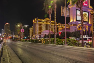 Kumarhane binalarının aydınlatıldığı ve karanlık gökyüzünün arka planında hızla giden arabaların olduğu güzel bir gece manzarası. - Las. Vegas mı? ABD. 