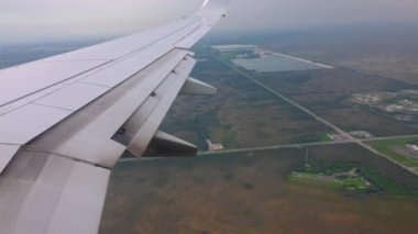 Miami Havaalanı 'na inerken doğal manzara manzaralı uçak penceresinden güzel bir manzara. ABD.