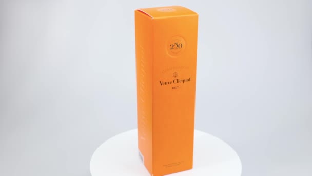 Widok Francuskiego Szampana Veuve Clicquot Pudełku Prezentów Izolowane Obracającym Się — Wideo stockowe