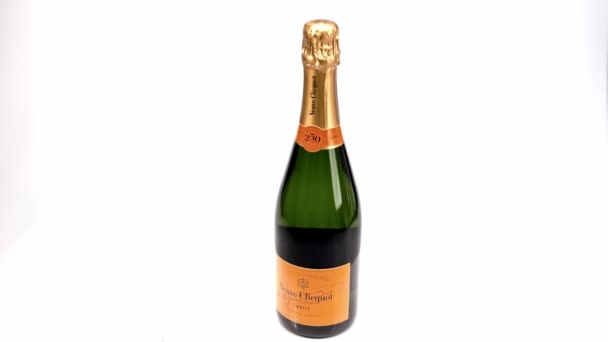 Крупный План Французского Шампанского Veuve Clicquot Изолирован Вращающемся Белом Фоне — стоковое видео