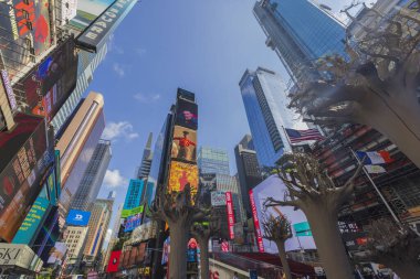 Manhattan 'da Broadway' de Red Stairs ile Times Meydanı 'nın güzel manzarası gökdelenlerin arka planına karşı. New York.