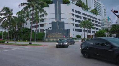 Collins Bulvarı 'nda geçen arabalarla lüks Fontainebleau Oteli' nin dış görünüşü çok güzel. Miami Plajı. ABD.