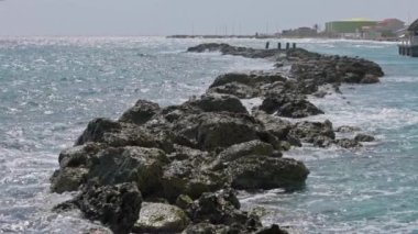 Karayip Denizi 'nin suni dalgalara karşı gelen güzel yavaş çekim manzarası. Curacao.