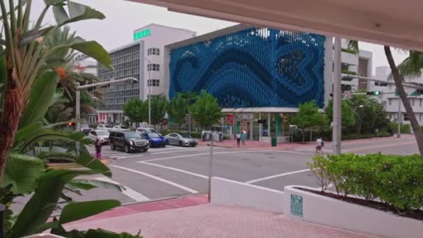 Widok Skrzyżowanie Collins Avenue Samochodami Zatrzymanymi Czerwonym Świetle Plaża Miami — Wideo stockowe
