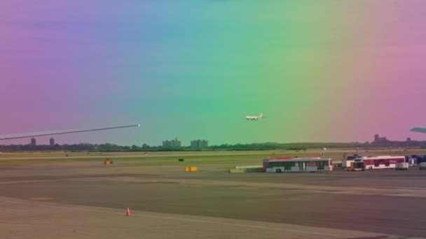 机场跑道上有飞机降落的美丽景色 迈阿密 — 图库视频影像