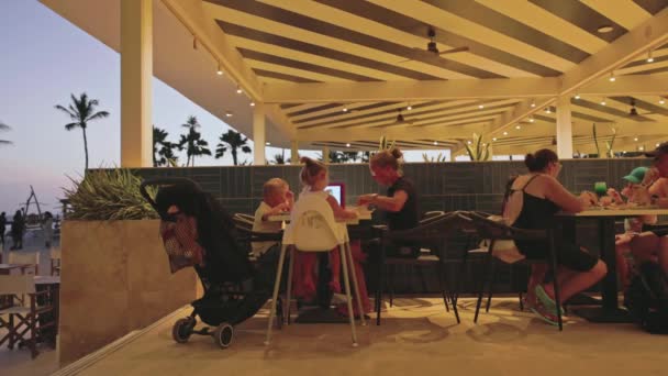 Familien Mit Kindern Speisen Restaurant Zum Abendessen Hotel Auf Curacao — Stockvideo