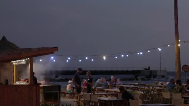Όμορφη Θέα Του Εστιατορίου Μπάρμπεκιου Τους Επισκέπτες Στην Ακτή Της — Αρχείο Βίντεο