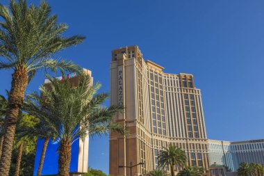 Kumarhane Palazzo 'sunun gökdeleniyle mavi gökyüzünün manzarası çok güzel. Las Vegas mı? ABD. 