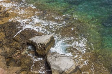 Atlantik Okyanusu 'nun kayalık dağ yamacına çarpan dalgalarının güzel bir manzarası. İspanya.