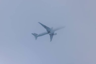 Bulutlara giren uçan bir uçağın yakın görüntüsü. ABD.