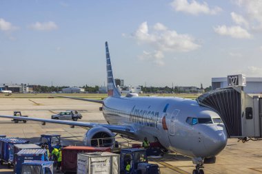 Amerikan Havayolları 'nın Miami havaalanındaki yolcu rampasına yakın çekim görüntüsü. Miami mi? ABD. 