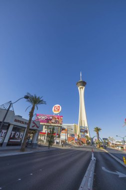 Ana caddenin güzel manzarası, arka planda The Stratosphere (Stratosfer) adlı kumarhane oteli olan Las Vegas Bulvarı. Las Vegas mı? ABD. 