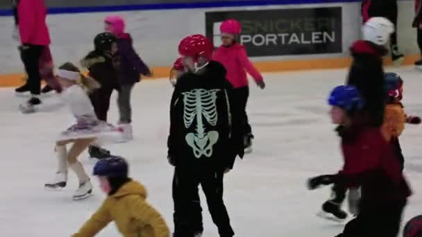 周末人们在体育场的溜冰场上滑冰的美景 — 图库视频影像