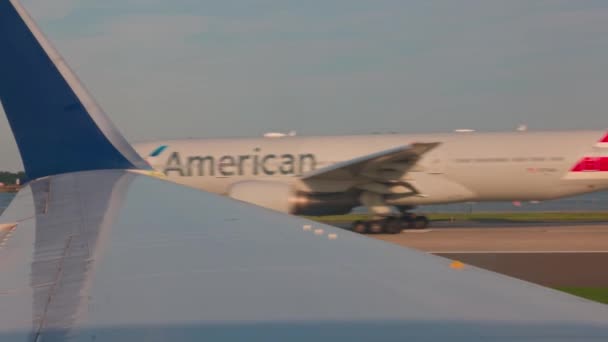 从飞机窗口看美国航空公司的飞机滑行以在跑道上起飞 迈阿密 — 图库视频影像