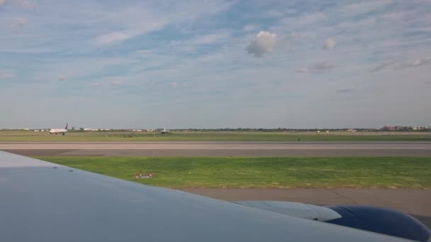 Vista Desde Ventana Del Avión Medida Que Mueve Largo Pista — Vídeo de stock