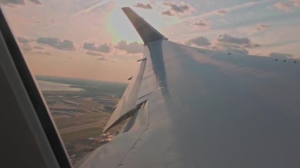 在机场着陆时 从机翼侧翼的飞机窗口观看 — 图库视频影像