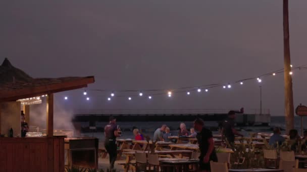 Widok Restauracji Grillem Patronami Gdzie Kelnerzy Serwują Dania Przygotowane Grillu — Wideo stockowe