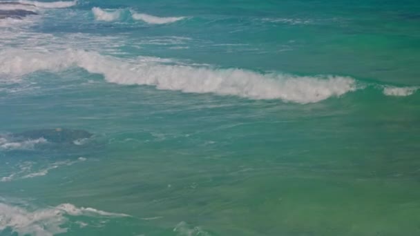 Underbar Utsikt Över Karibiska Havet Med Kraftfulla Vågor Kraschar Mot — Stockvideo