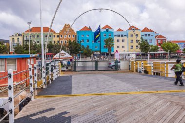 Kraliçe Emma Köprüsü, renkli şehir manzarası ve Curacao 'nun gururlu bayrağını büyüleyici bir şekilde sunarak sahnenin ortasına oturdu..