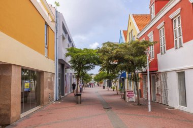 Willemstad 'ın kalbinde dükkanların, turistlerin ve hayat dolu titreşimlerin olduğu bir sokak manzarası.. 