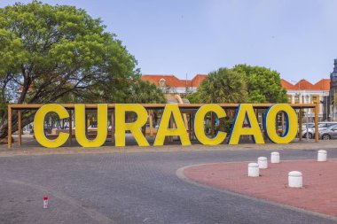 Şehir merkezindeki meydanda Curacao 'nun sarı harflerinin güzel manzarası. . 
