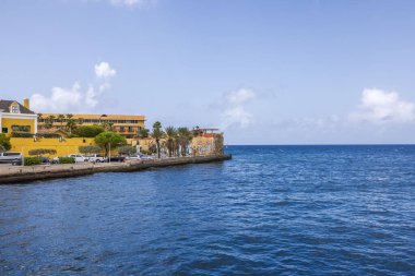 Karayipler 'in deniz manzarası ve Curacao deniz önü mimari çekiciliği ve kıyı park yeri ile büyüleyici. Willemstad. Curacao. 