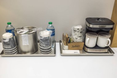 Otel odası konforu ve ferahlatıcı konforlarla dolu karşılama masası. Miami Plajı. ABD.