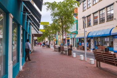 Willemstad, Curacao 'nun merkez caddelerinden birinde güzel bir turist manzarası.. 
