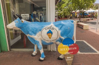 Willemstad, Curacao 'da bir dondurma dükkanının yakınındaki beyaz-mavi ineğin heykeli.. 