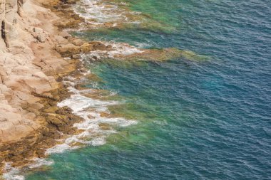 Atlantik Okyanusu 'ndaki güzel deniz manzarası dalgaların kıyılardaki kayalıklara çarptığı yer. İspanya.