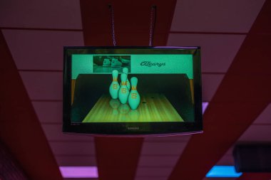 Bir bowling merkezinde oyun durumu ekranına yakın plan perspektifi. 