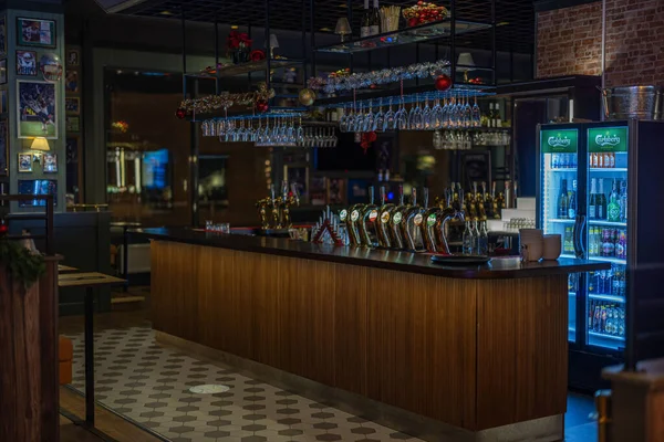 Alkollü içecekler için bir buzdolabı ve çeşitli bira çeşitleri sunan bira muslukları olan güzel bir bar.. 