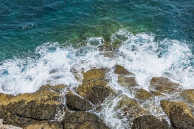 Atlantik Okyanusu 'nun engebeli kayalara çarptığı güzel bir manzara. İspanya.
