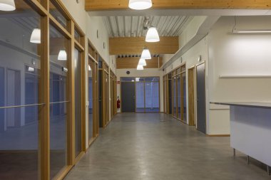 Binanın birkaç izole odalı modern lobisinin güzel manzarası. İsveç.