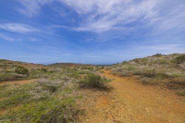 Aruba adasındaki Arikok Ulusal Parkı 'ndaki çöl manzarası nefes kesici..