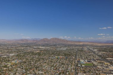 Görkemli bir dağ zemininin çerçevelediği Las Vegas şehir manzarasını yakalayan muhteşem bir hava perspektifi. ABD.