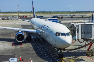 New York JFK Havaalanı 'ndaki Delta Havayolları yolcu uçağının yakın görüntüsü. Yolcu girişine rampa eklenmiş. ABD. New York.