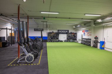 Çeşitli güç makineleri ve kum torbalarıyla donatılmış spor salonu, sağlıklı bir yaşam tarzını teşvik ediyor.. 