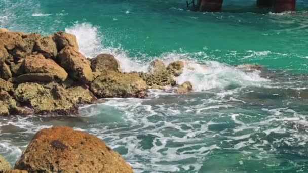 Urzekające Spowolnione Nagrania Fal Morza Karaibskiego Uderzających Falochrony Stworzone Przez — Wideo stockowe